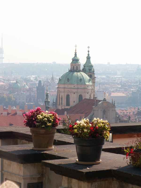 Prager Burgausblick auf die Nikolauskirche