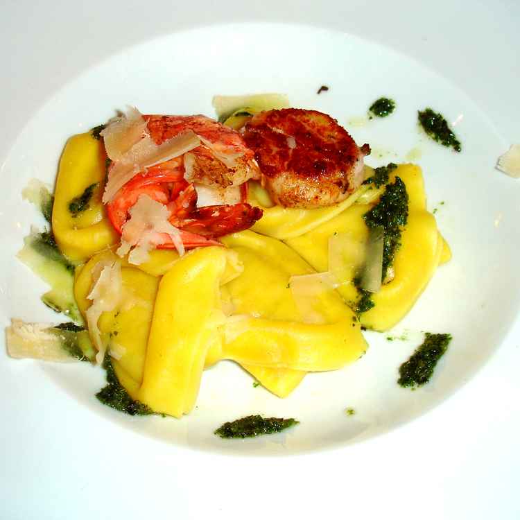 Jakobsmuschel und Garnele auf Tortelloni