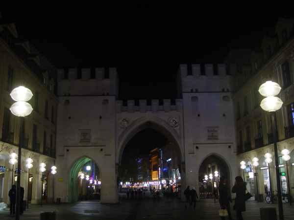 Karlstor - Karlsplatz - München (bei Nacht)