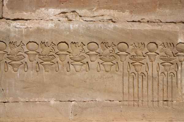 Unvollendeter Fries am Mammisi in Dendera