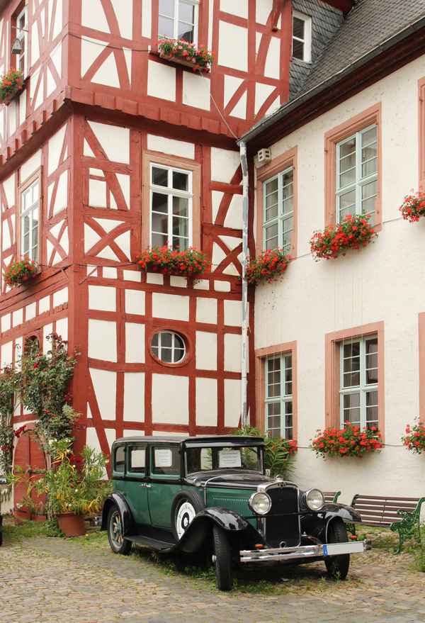 Oldtimer vor historischer Kulisse