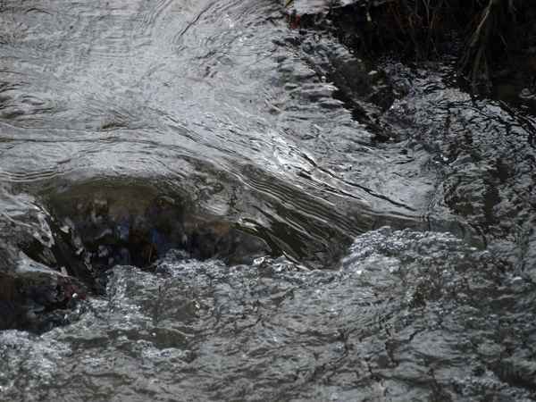 Wasser fließt über Stein