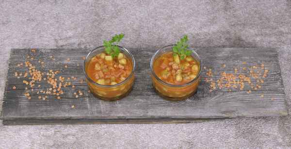 Linsensuppe mit Kichererbsen und Fleischeinlage