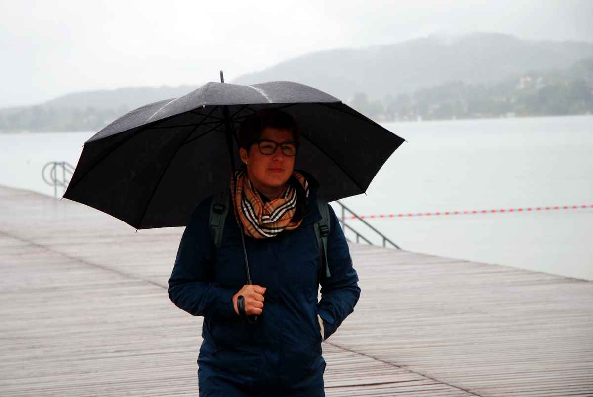 Frau mit Regenschirm