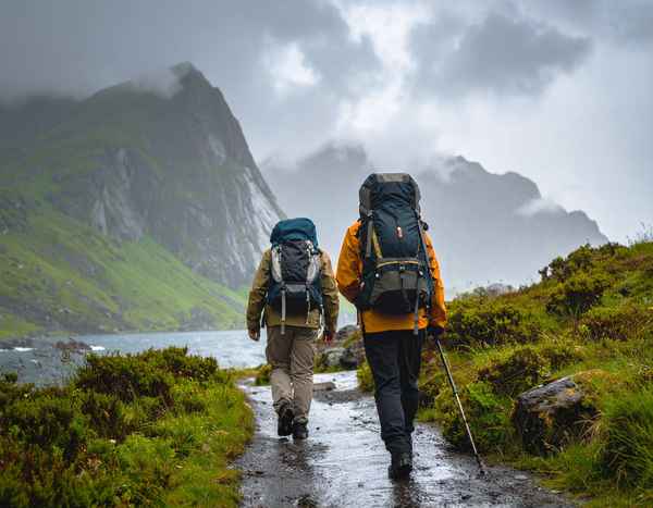 Wanderer bei stürmischem Regenwetter