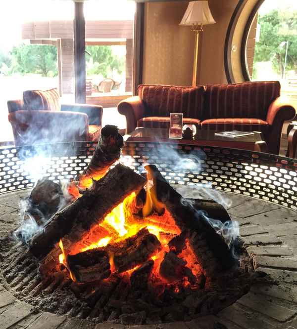 Kaminfeuer mit Sessel 2