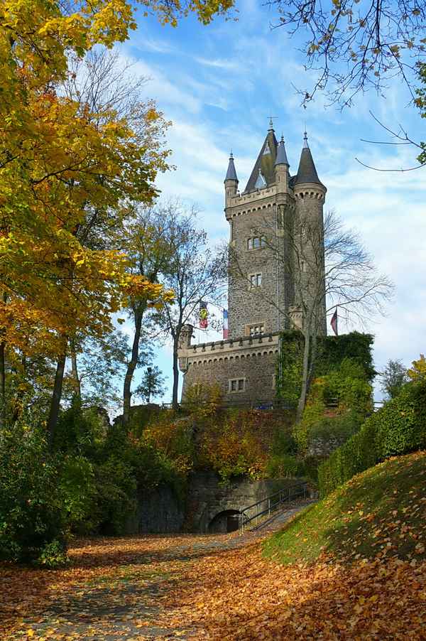 Der Wilhelmsturm herbstlich dekoriert