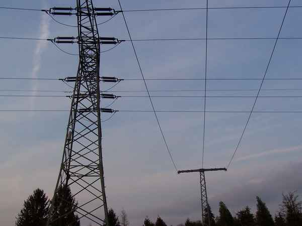 Stromkreuzung im Abendlicht
