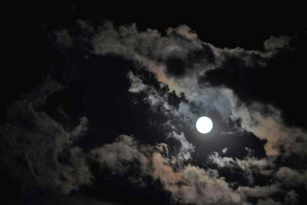 Heller Schein in dunkler Nacht