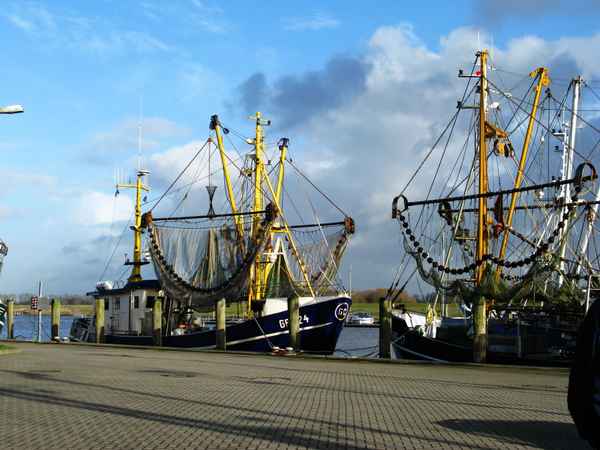 Fischkutter im Hafen von Greetsiel