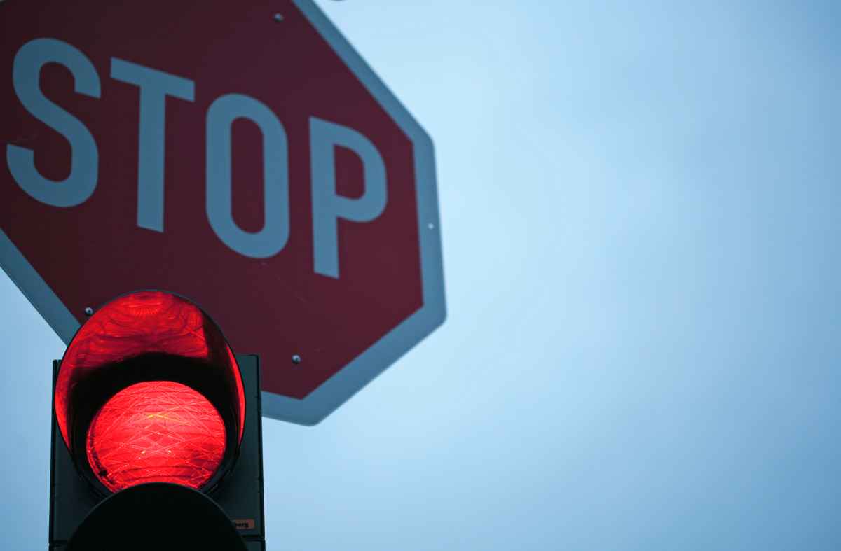 Ampel rot und Stop-Schild