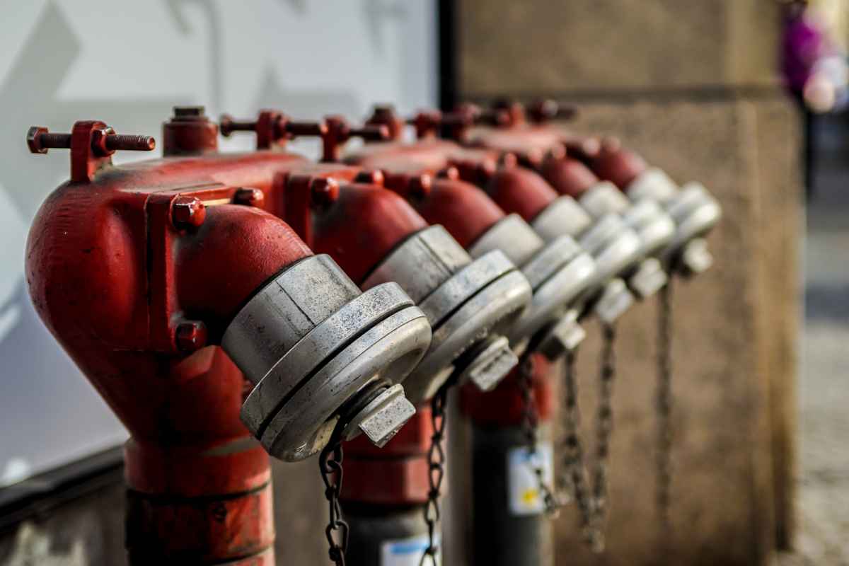 Hydranten in Reih und Glied