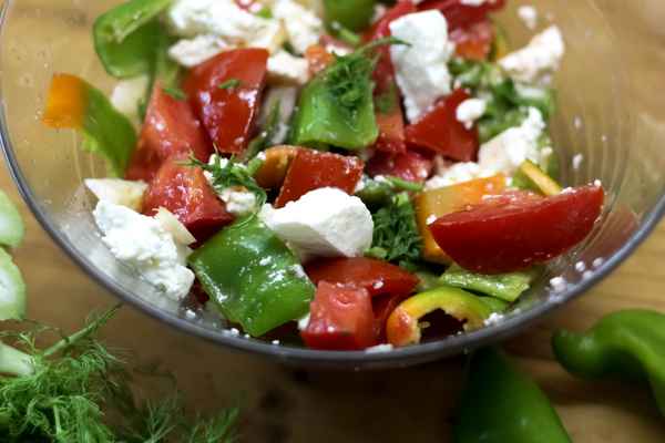 Erfrischender Paprika-Ricotta Salat mit Fenchel