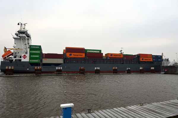 Containerschiff bei Einfahrt in die Brunsb&uuml;tteler Schleuse