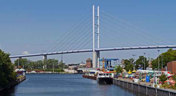 Die Rügenhochbrücke . . . .