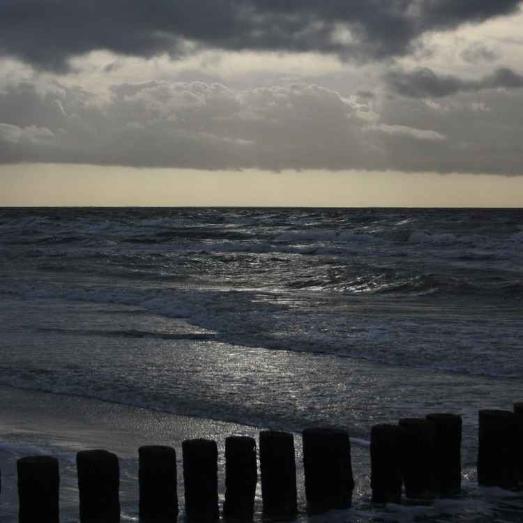 Dunkle Wolken über dem Meer
