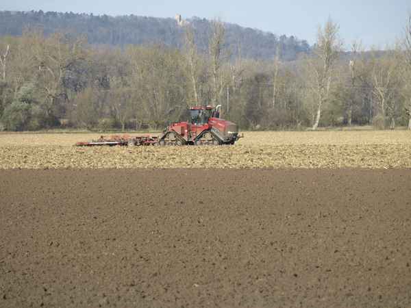Moderner Traktor bei der Feldarbeit