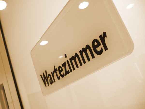 Wartezimmer gelb-braun