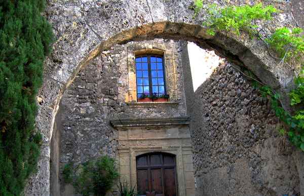 Torbogen mit blauem Fenster