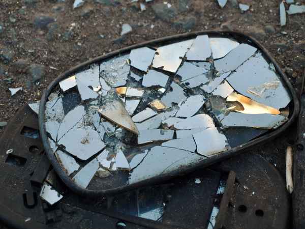 zerbrochener Autospiegel