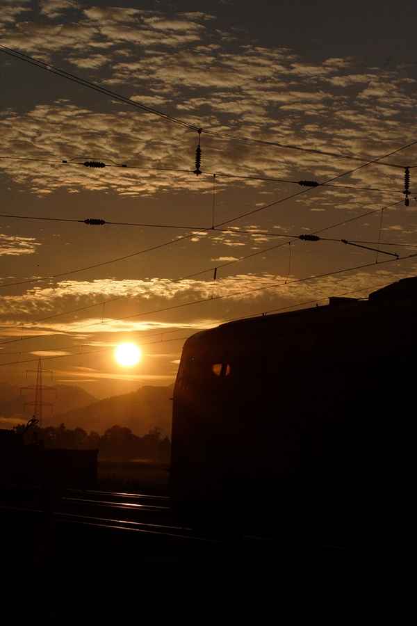 Eisenbahn im ersten Sonnenlicht
