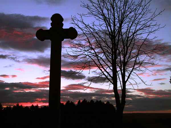 Kreuz vor Abendrot