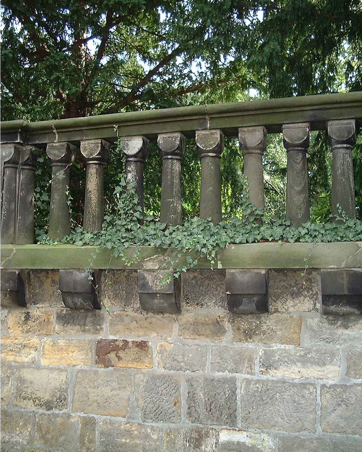 An der Friedhofsmauer...