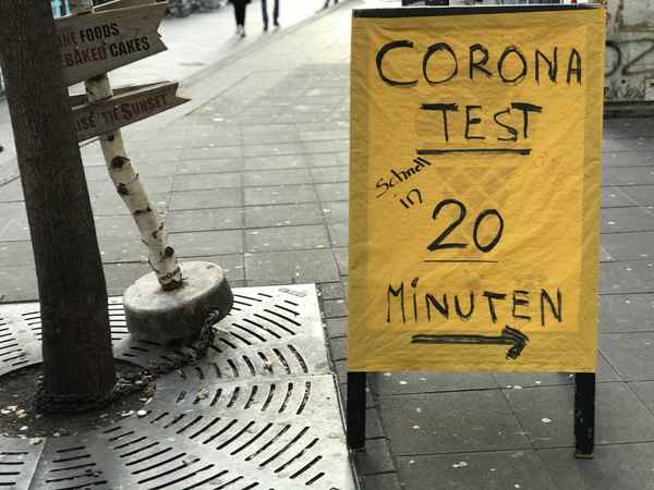 Schild: Wegweiser zum Corona-Schnelltest