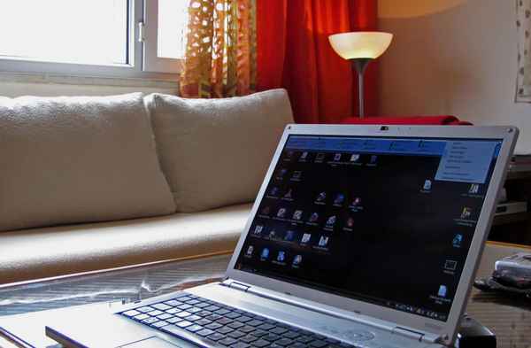 Wohnraum mit Notebook_quer