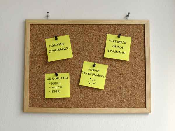 Pinnwand &#8211; mit Post-It&#8217;s, beschriftet
