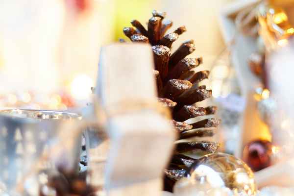 Weihnachtsdekoration mit Tannenzapfen