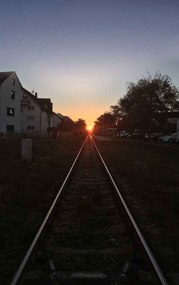 dem Sonnenuntergang entgegen