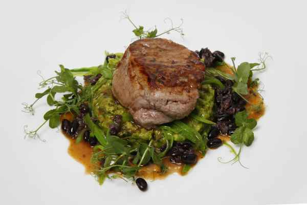 Filet auf Püree mit Wildkräutern
