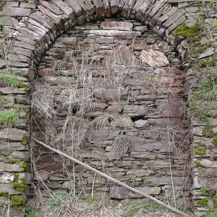 Torbogen in einer Trockenmauer