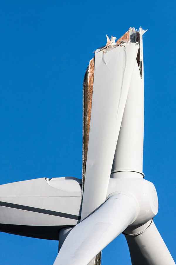 Nahaufnahme eines gebrochenen Windradflügels