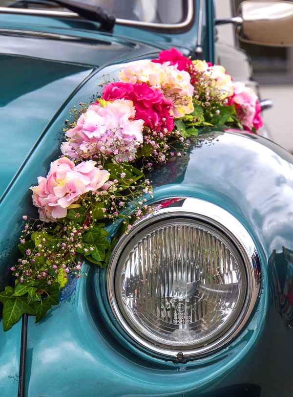 Käfer-Oldie mit Hochzeitsschmuck