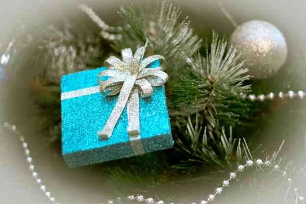 Päckchen mit silbernem Geschenkband