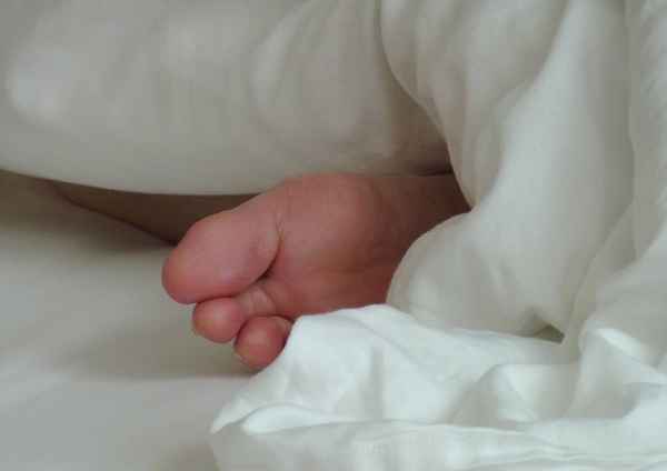 Fuß unter der Decke