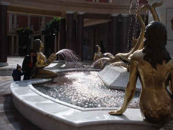 Brunnen im Gegenlicht