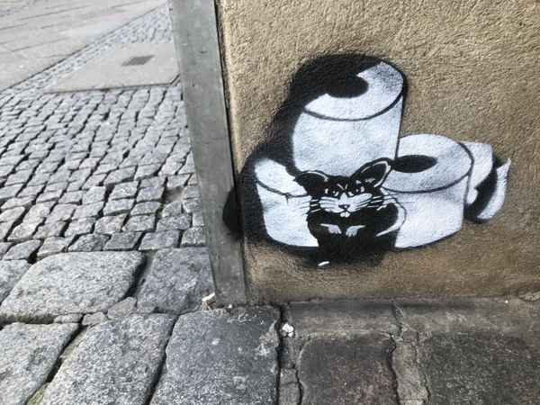 Hamstern: Hamster hamstert Klopapierrollen (Stencil) / Foto: Alexander Hauk