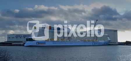 Wolken über der Meyer Werft