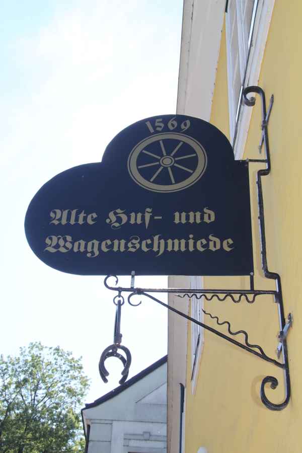 Huf- und Wagenschmiede, Zunftzeichen Schmied