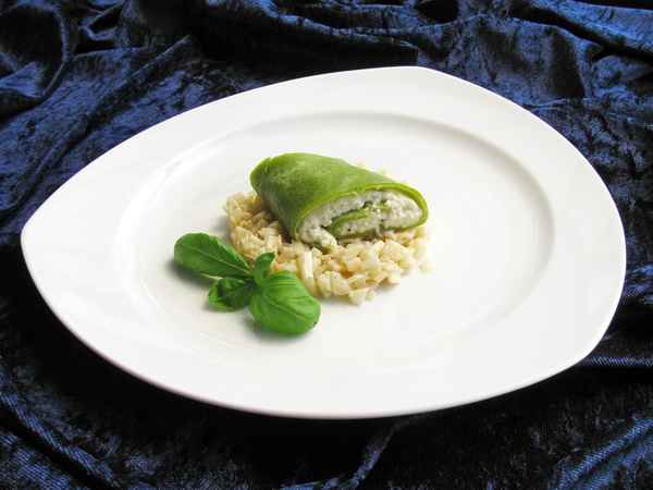 Spargelzeit: Bärlauch-Topfenpalatschinken auf Spargelbeet