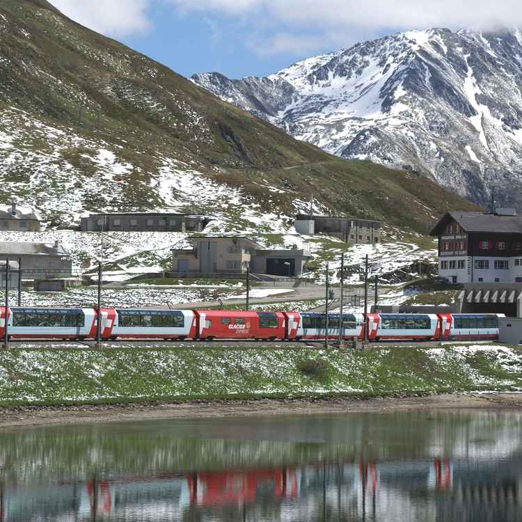 Der Glacier Express in der Schweiz ist die berühmteste Bahn der Welt