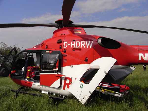 rettungshubschrauber landung auf der wiese