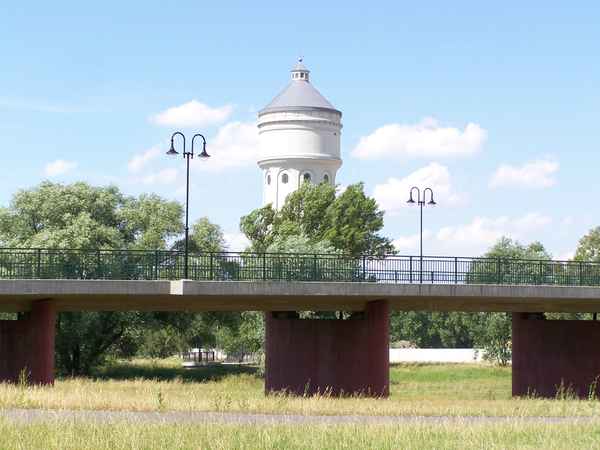 Brücke vor Wasserturm