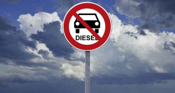 Verbotsschild: Fahrverbot für Dieselfahrzeuge