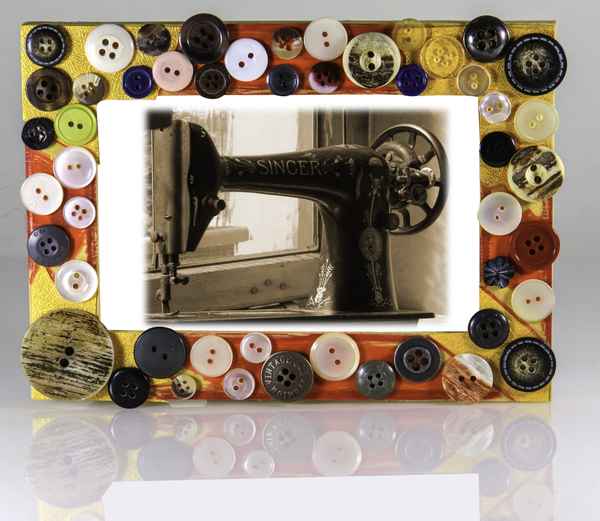 Knopf-Rahmen mit alter "Singer"