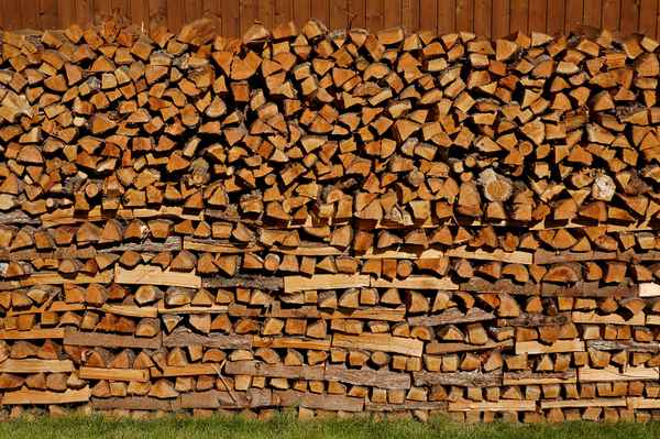 Holz vor der Hütte