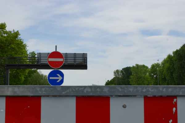 Durchfahrt verboten, nach rechts ausweichen